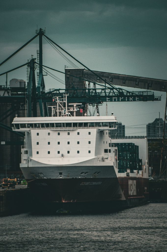 a-cruise-ship-docked-at-a-dock-with-a-crane-in-the-background-vlv8op-dvfy